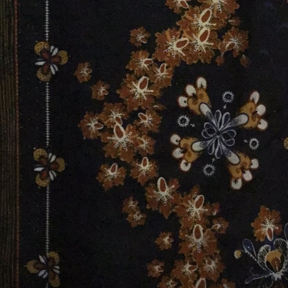 Entro size L design on Navy blue. Sleeve goes below elbow, cuff angle. - Picture 5 of 7